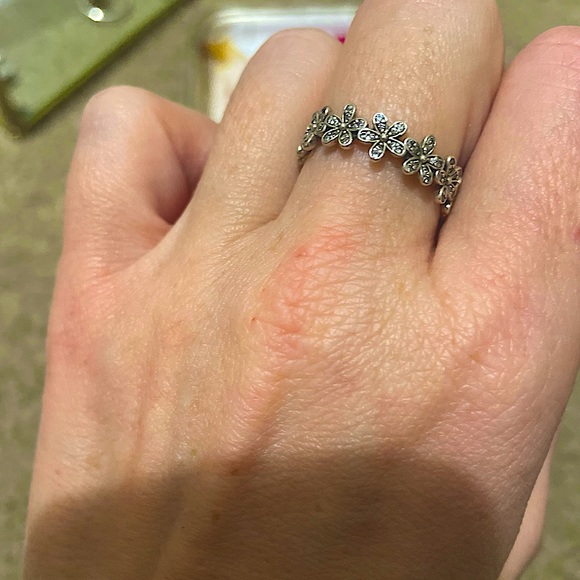 Pandora Daisy Ring - Picture 5 of 6